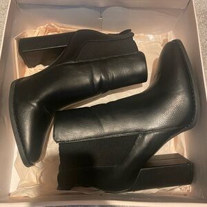 Black Heeled Boots with Sleek Design